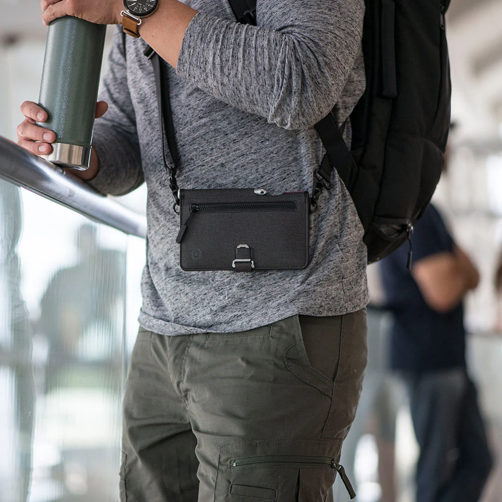 P02 PIONEER™ TRAVEL WALLET - Image 12